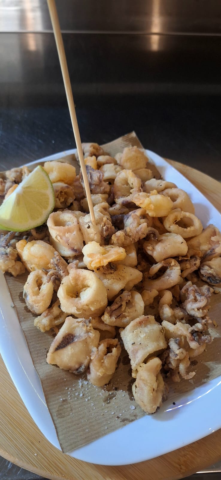 Frittura di mare: calamari, gamberi e verdure fritte con limone